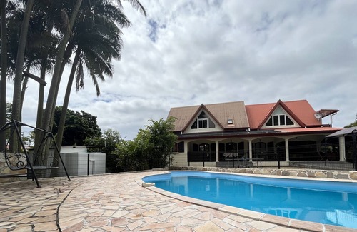 Sainte-Anne Lit Et Petit-Déjeuner | Chambre d'hôtes à la Villa Lyse avec piscine