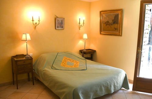 Murs Lit Et Petit-Déjeuner | Chambre d'hôtes spacieuse et calme au coeur du Luberon