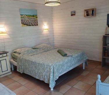 Ongles Lit Et Petit-Déjeuner | chambre dans ferme provençale