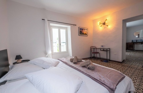 Pompignan Lit Et Petit-Déjeuner | Suite Chevalier Loup - Chambre Double avec Salle de Bains Privative