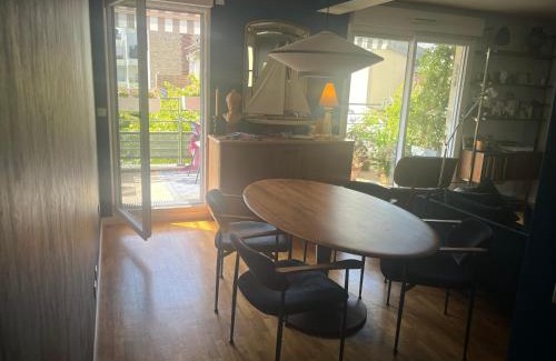Quartier de Becon Maison | Chambre et salle de bains autonome dans un logement élégant