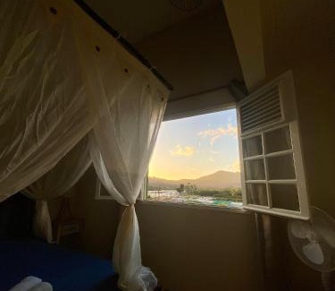 Le Morne-Rouge Maison | Chambre et SDB privative Ylang Ylang vue Mont Pelée dans maison partagée