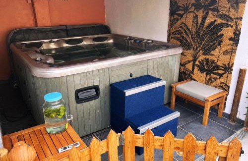 Paulhan Maison | Chambre et Spa Sud Doré avec Piscine en saison