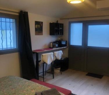 Charbonnieres-les-Bains Maison | Chambre indépendante Charbonnières Les Bains