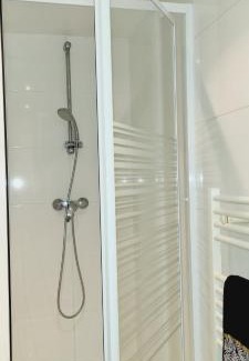 Adamville Maison | Chambre indépendante avec salle de bain privée au calme Saint-Maur-des-Fossés