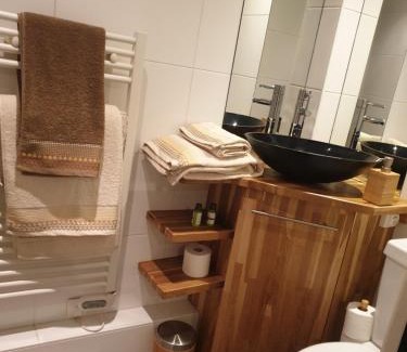 Adamville Maison | Chambre indépendante avec salle de bain privée au calme Saint-Maur-des-Fossés