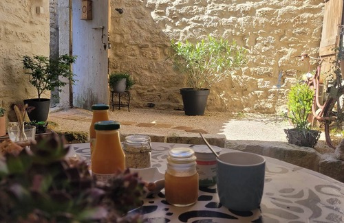 Montpezat-de-Quercy Appartement | Chambre Insolite et SPA privatif