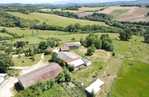 Aurignac Lit Et Petit-Déjeuner | Chambre KIKO - Vue sur jardin et montagne AURIGNAC