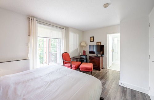 Saint-Sauveur Hôtel | Chambre lit Queen avec balcon (25)