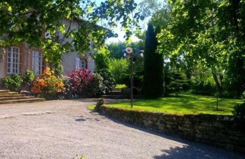 Aydoilles Lit Et Petit-Déjeuner | Chambre lumineuse avec espaces communs et court de tennis à Aydoilles - FR-1-589-713