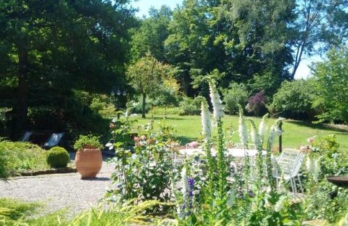 Aydoilles Lit Et Petit-Déjeuner | Chambre lumineuse avec espaces communs et court de tennis à Aydoilles - FR-1-589-713