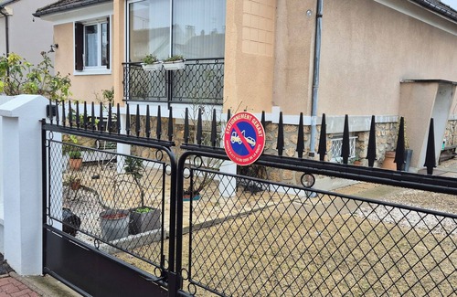 Champigny-sur-Marne Appartement | Chambre Meuble tourisme. TV, WIFI, SDB et WC privatif en Pavillon