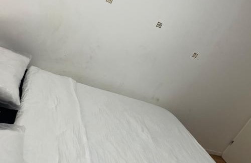 Montereau-Fault-Yonne Maison | Chambre pinselc