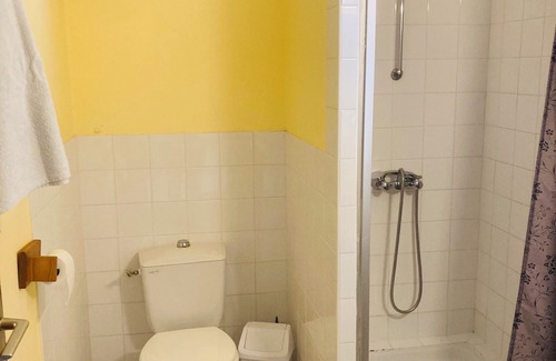 Feneyrols Lit Et Petit-Déjeuner | Agréable chambre privée à la campagne avec salle de douche