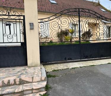 Le Mesnil-Amelot Maison | Chambre privée à 10min de Roissy CDG, au Calme, Parking gratuit