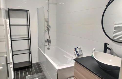 Woippy Lit Et Petit-Déjeuner | Chambre privée 23m - Canapé lit - WIFI - Appart 120m