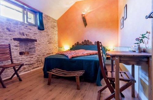 Bouvron Lit Et Petit-Déjeuner | Chambre rustique avec lit king-size, salle de bains privée et petit-déjeuner près de Nantes. - FR-1-306-1250