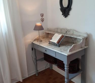 L'Honor-de-Cos Maison | Chambre soignée et accueillante à la campagne - Ch Rouge