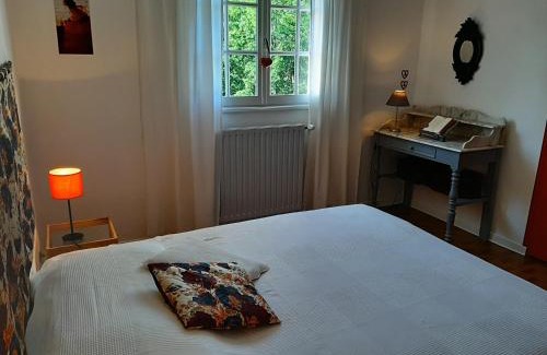 L'Honor-de-Cos Maison | Chambre soignée et accueillante à la campagne - Ch Rouge