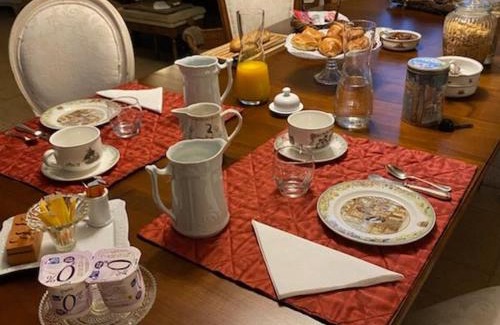 Montreuil-le-Henri Lit Et Petit-Déjeuner | Chambre spacieuse avec piscine et parking privé - FR-1-410-464