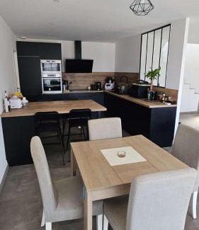 Clonas-sur-Vareze Maison | Chambre spacieuse #2