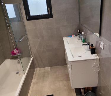 Clonas-sur-Vareze Maison | Chambre spacieuse #2