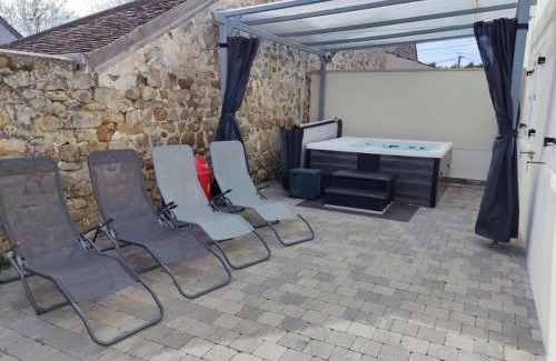 Thiers-sur-Theve Lit Et Petit-Déjeuner | Chambre spacieuse, jacuzzi, proche parc Astérix