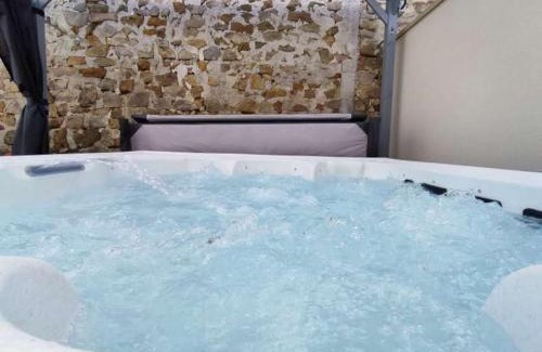 Thiers-sur-Theve Lit Et Petit-Déjeuner | Chambre spacieuse, jacuzzi, proche parc Astérix