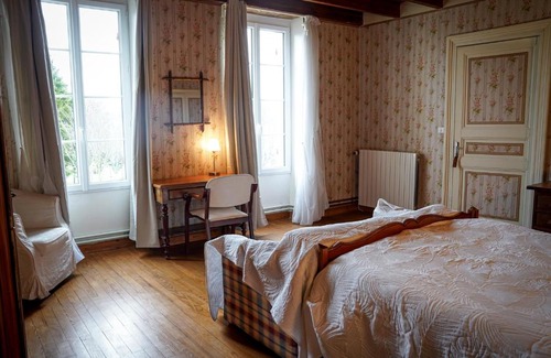 Rouffignac Maison | chambre spacieuse dans maison bourgeoise