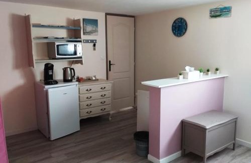 Lesparre-Medoc Maison | Chambre spacieuse agréable fonctionnelle avec acces au wifi