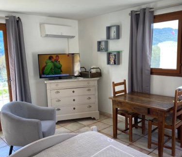 Plaisians Hôtel | Chambre une fenêtre sur le Ventoux la Clue
