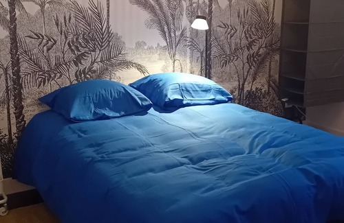 Vitre Lit Et Petit-Déjeuner | Chambre2 privée Cosy et Fonctionnelle Haute Gamme Vue sur Château +Jardin Patio.