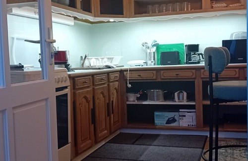 Vitre Lit Et Petit-Déjeuner | Chambre2 privée Cosy et Fonctionnelle Haute Gamme Vue sur Château +Jardin Patio.