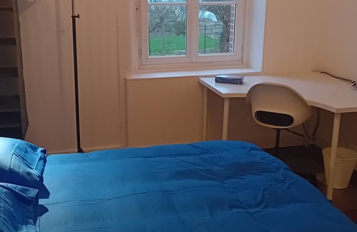 Vitre Lit Et Petit-Déjeuner | Chambre2 privée Cosy et Fonctionnelle Haute Gamme Vue sur Château +Jardin Patio.