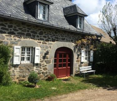 Anglards-de-Salers Lit Et Petit-Déjeuner | Chambres d’hôtes « Les sorbiers »