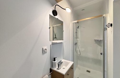 Ruaudin Maison | Chambres privées avec salle d'eau, clim, TV - Proche circuit - Campagne - 2p