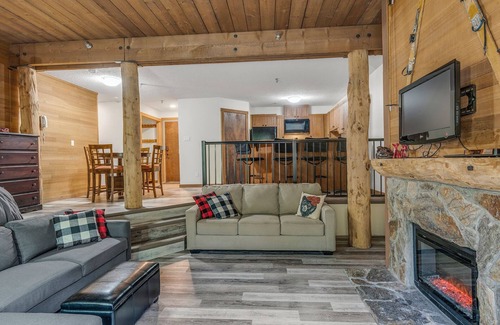 Big White Ski Resort Chalet De Ski | Champagne Powder Chalet! Best Ski In/Out at Big White. Sleeps up to 7ppl.