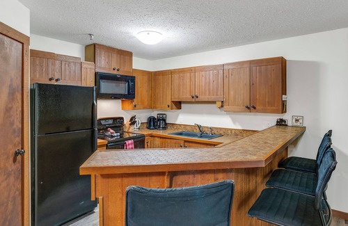 Big White Ski Resort Chalet De Ski | Champagne Powder Chalet! Best Ski In/Out at Big White. Sleeps up to 7ppl.