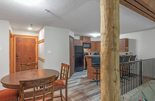Big White Ski Resort Chalet De Ski | Champagne Powder Chalet! Best Ski In/Out at Big White. Sleeps up to 7ppl.