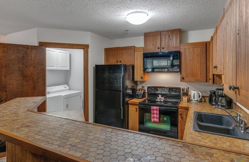 Big White Ski Resort Chalet De Ski | Champagne Powder Chalet! Best Ski In/Out at Big White. Sleeps up to 7ppl.