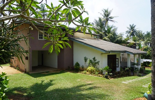 Ambalangoda Maison | Champtil Ambalangoda, Large house with garden next to the beach and sea.