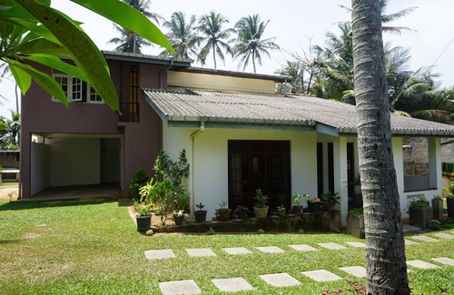 Ambalangoda Maison | Champtil Ambalangoda, Large house with garden next to the beach and sea.