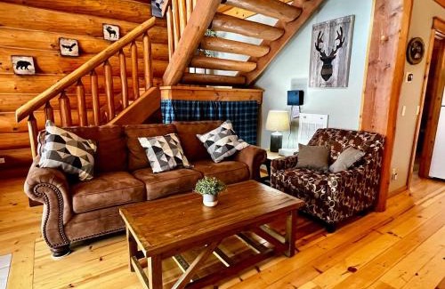 Golden Maison | Chancellor Peak 1BR and Loft Wooden Cabin near Lake Louise