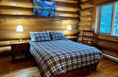 Golden Maison | Chancellor Peak 1BR and Loft Wooden Cabin near Lake Louise