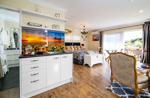 Welcome Bay Appartement | Chandelier - Luxury Guest Suite with Private Bathhouse