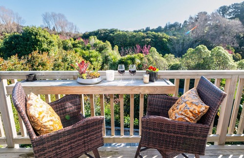 Welcome Bay Appartement | Chandelier - Luxury Guest Suite with Private Bathhouse