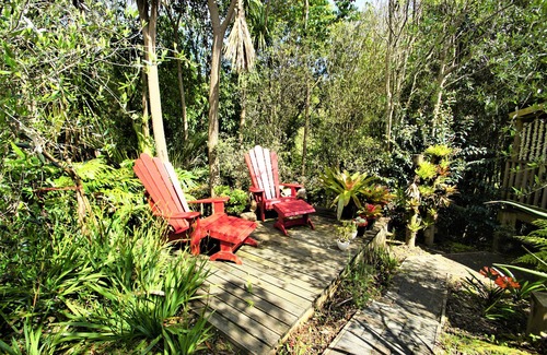 Welcome Bay Appartement | Chandelier - Luxury Guest Suite with Private Bathhouse