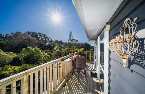 Welcome Bay Appartement | Chandelier - Luxury Guest Suite with Private Bathhouse