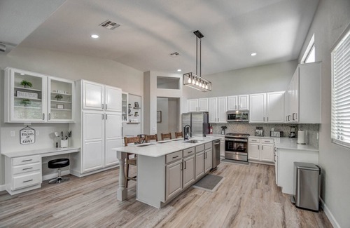Chandler Maison | Chandler | Pool | Hot Tub | Dog Friendly | Fenced Yard | Near Golf, Downtown & Spring Training Fun!