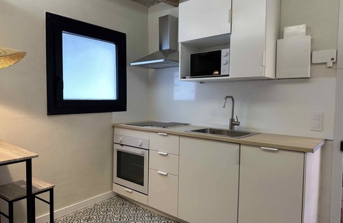Collblanc y La Torrassa Appartement | Charming Apartment With Patio & Pool